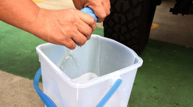 カーシャンプーを泡立てる