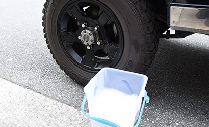 カーシャンプーを泡立てる